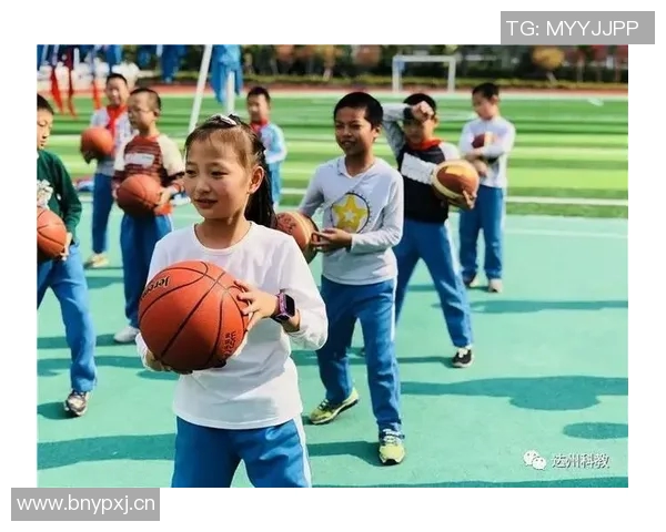 水中舞动 梦幻泳姿展示 体育表演会精彩纷呈